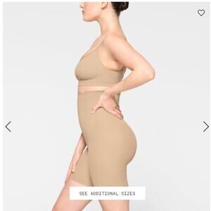 NWOT Seamless Sculpt Mid‎ Thigh Short open bottom